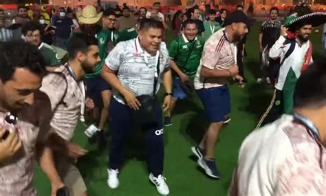 C Rcel Mexicanos Bailan El Payaso De Rodeo En Qatar Video