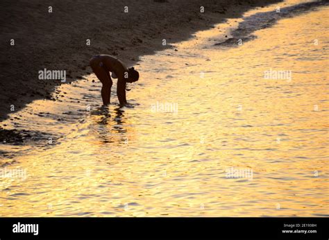 Junge Frau Im Bikini Am Strand Fotos Und Bildmaterial In Hoher