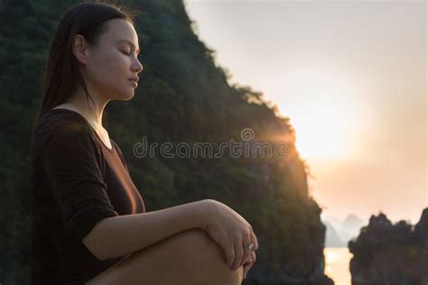 Mulher Que Relaxa E Que Medita Na Natureza Durante O Por Do Sol Zen