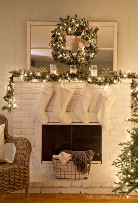 25+ Gorgeous Christmas Mantel Decoration Ideas & Tutorials - Hative