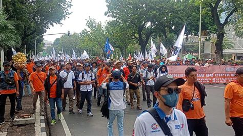 Ribuan Buruh Mulai Long March Dari Balai Kota Jakarta Menuju Patung