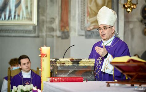 Biskup Bože Radoš na Nedjelju Laetare krstio troje djece u župi