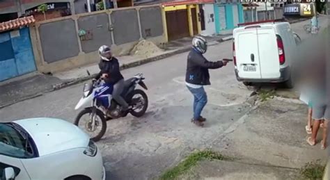 Vídeo mostra homem sendo assassinado em frente a casa no Curado