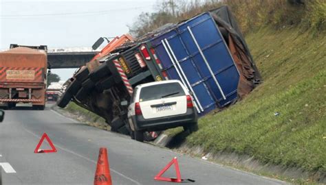 Contorno Norte Congestionado Em Curitiba Ap S Caminh O Tombar