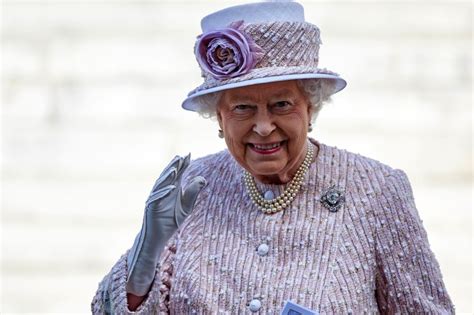 Elizabeth II fête ses 90 ans Saucisse sans papier et peau douce