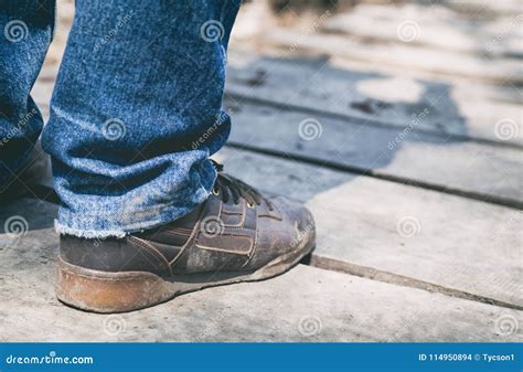 Primer De Las Piernas Masculinas En Zapatillas De Deporte En El Puente