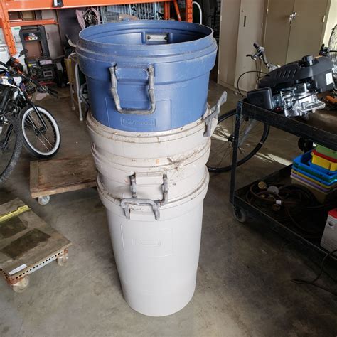 4 Rubbermaid Garbage Cans