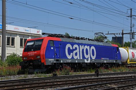 Re 474 005 6 durchfährt am 09 06 2023 den Bahnhof Pratteln Bahnbilder de