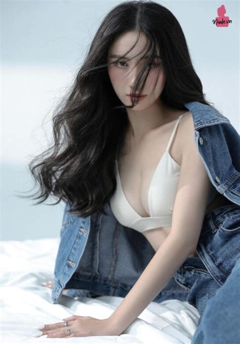 Hot girl Jun Vũ Bikini đơn giản nhưng body phức tạp