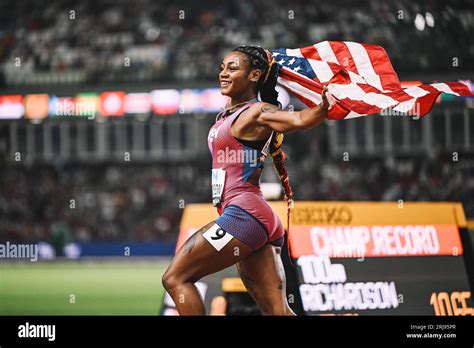 Sha Carri Richardson Feiert Ihren Sieg Mit Der Us Flagge In Den