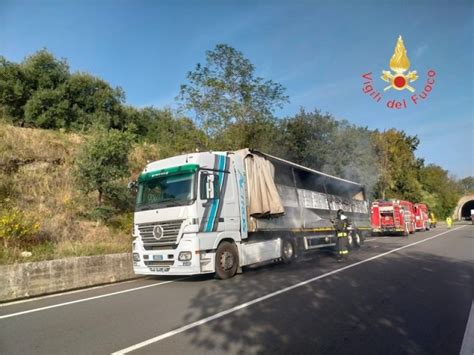 Tir In Fiamme Sulla Ss Nel Crotonese Calabriamagnifica It