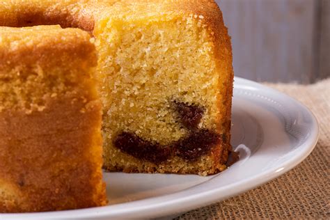 Receita de bolo de fubá goiabada vai te surpreender pelo sabor e