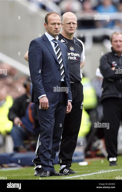 Alan shearer newcastle manager hi-res stock photography and images - Alamy