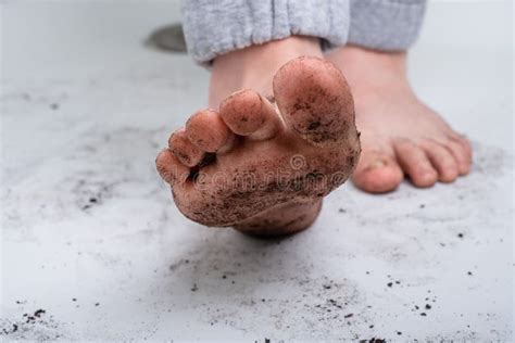 Pies Sucios Para Niños En Una Sucia Mancha Sucia De La Vida Diaria Para Lavar Y Limpiar El