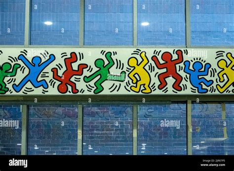 La Fresque Keith Haring Se Trouve Dans Le Hall De L H Pital Woodhull