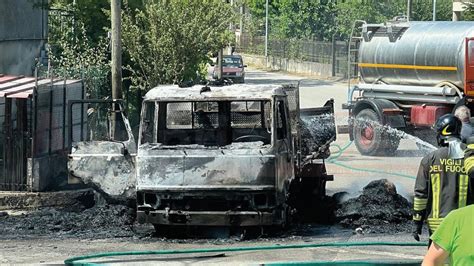 Un Audi Prende Fuoco In Tangenziale Lunghe Code Verso San Gregorio