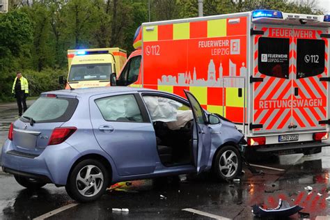 J Hriger F Hrt Bei Rot Auf Leipziger Kreuzung Drei Autos Krachen