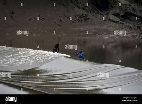 Surfer Reiten Auf Der Ber Hmten Gezeitenr Hre Mascaret Auf Dem Fluss