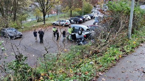 Backnang bei Stuttgart Audi stürzt metertiefe Böschung hinab