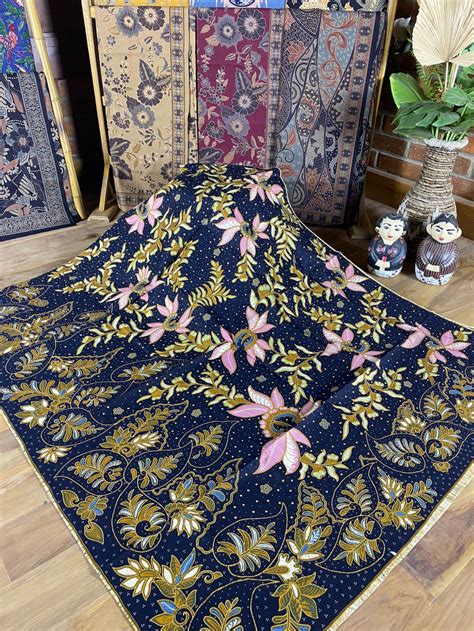 Jual Kain Batik Solo Cabut Alusan Motif Bunga Warna Dasar Hitam