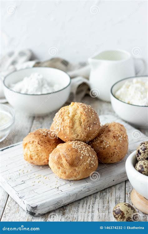 Bolos Do Requeij O Em Ovos De Codorniz E Em Farinha De Arroz Como Uma