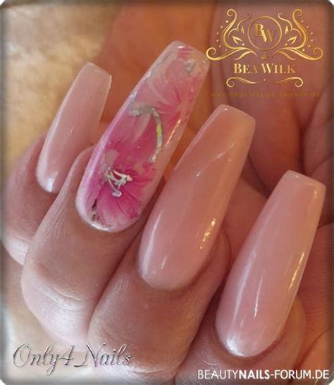 Rosa Gel Nägel mit Blumen Wrap Nageldesign