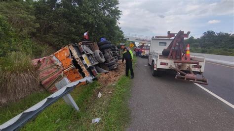 Truk Fuso Pengangkut Sawit Alami Kecelakaan Di Tol Pekanbaru Dumai