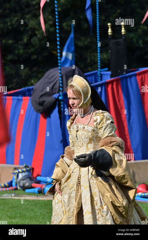 Elizabethan Woman Hi Res Stock Photography And Images Alamy