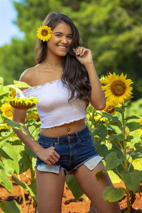 Agradable Modelo De Brunette AsiÃtico En Un Campo De Flores Foto de archivo Imagen de cara