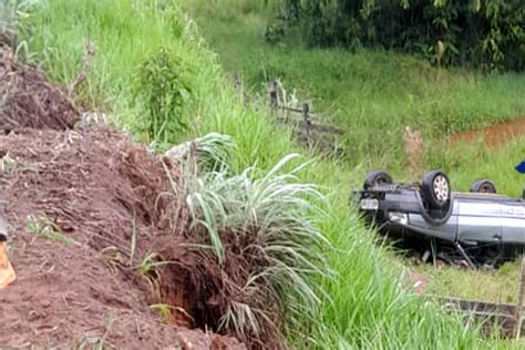 Ji Paran Tio E Sobrinho S O Socorridos Ap S Carro Capota Na Estrada