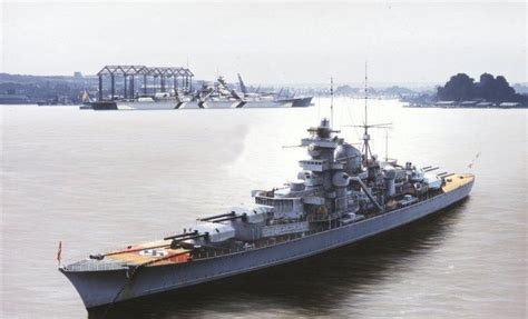 Las Cosicas Del Panzer Prinz Eugen Y Al Fondo El Bismarck Crucero