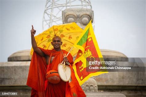 Buddhist Monk Sri Lanka Photos Et Images De Collection Getty Images