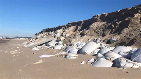 Praia da Estela na Póvoa de Varzim permanece centenas de sacos de