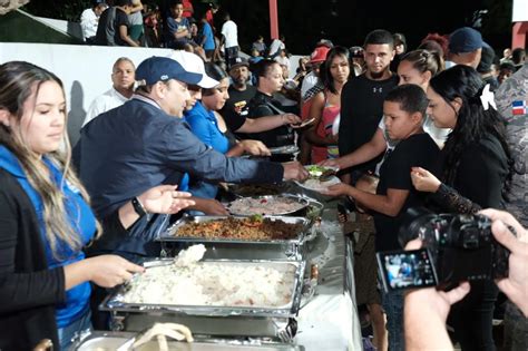 Abel Martínez compartió una cena navideña con los moradores de Cristo