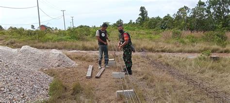 Babinsa Batu Berdaun Koramil 04 Dabo Kodim 0315 TPI Bantu Warga