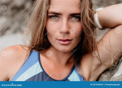 Mar De Viajes De Verano Femenino Feliz Turista En Bikini Azul Disfruta Tomando Fotos Al Aire