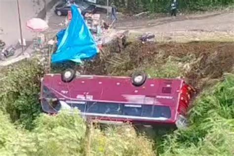 Sedang Parkir Penumpang Penuh Bus Masuk Jurang Di Kawasan Wisata Guci