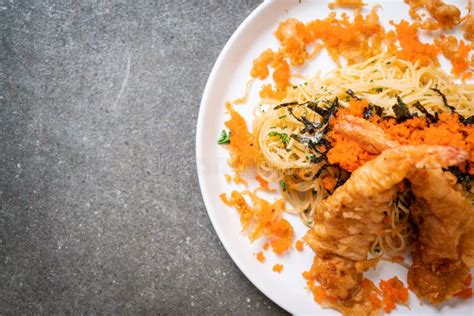 Spaghetti Avec Les Crevettes De Tempura Et L Oeuf De Crevette Photo