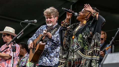 Jimmy Buffett S Coral Reefer Band Keeping Party Going With Summer