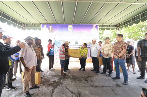 Wujudkan Papua Tengah Terang Pj Gubernur Bagikan Lampu Lshe