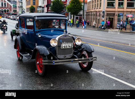 Coches Antiguos Restaurados En Movimiento Fotograf As E Im Genes De