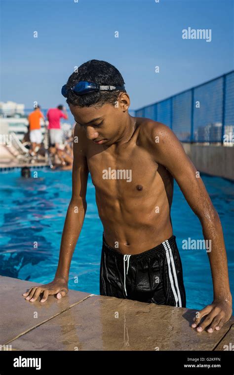 Adolescente salir de la piscina Fotografía de stock Alamy