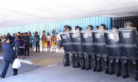 Índios Entram Em Confronto Com A Polícia Legislativa Da Câmara Jornal