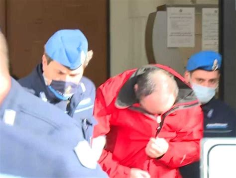 Uccise Una Donna L Assassino Si Sente Male In Aula Davanti Alle Immagini