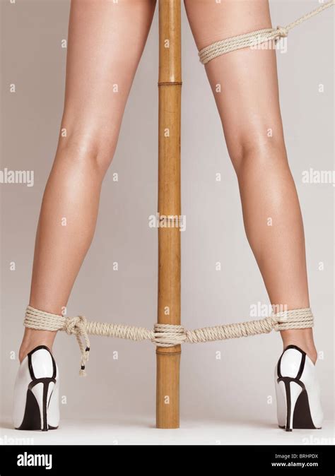 Femme Sexy Jambes Attach Es Avec Des Cordes De Bondage Un Poteau En