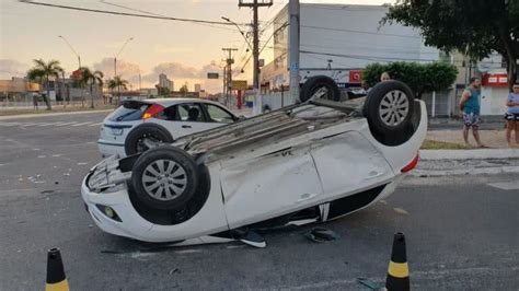 Carro Capota Ap S Batida Forte Em Cruzamento Na Cidade De Feira De Santana