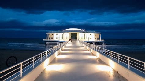 Uno Sguardo Su Senigallia La Rotonda Risplende Nel Blu Notte Di