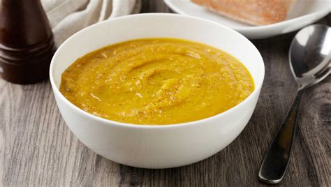 Puré de garbanzos con aceite de trufa y chips de pimientos