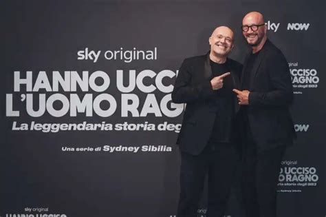 Hanno Resuscitato Luomo Ragno Alla Festa Per La Serie Sky Sugli 883