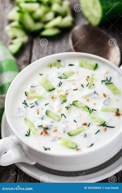 Sopa Fria Pepinos Iogurte E As Ervas Frescas Foto De Stock